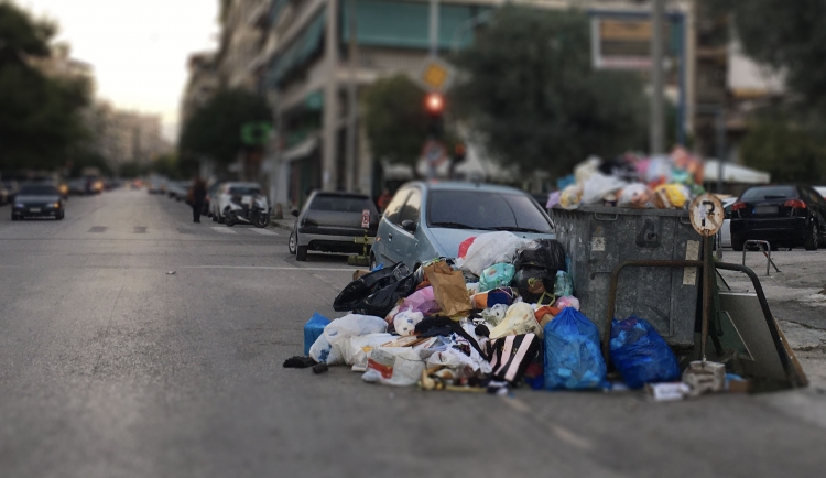 Η Καλλιθέα «πνίγηκε» στα σκουπίδια, αλλά θα πληρωθούν όλοι κανονικά - Δεν ήταν απεργία - Διαψεύδουν τον Κάρναβο