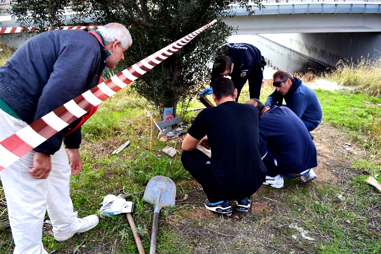 Συναγερμός στην Καλλιθέα για μικρό τάφο που βρέθηκε πίσω από τη μαρίνα